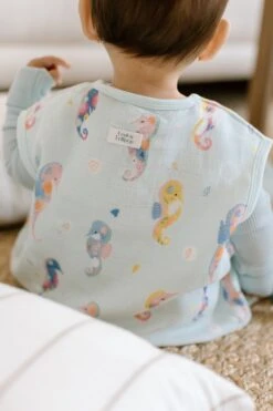 Muslin Lightweight Sleep Bag 0.5 TOG - Painterly Seahorses 7 Muslin Lightweight Sleep Bag 0.5 TOG - Painterly Seahorses -Bandana Store Elza Photographie Loulou Lollipop Sept. 4th 2024 Web 48